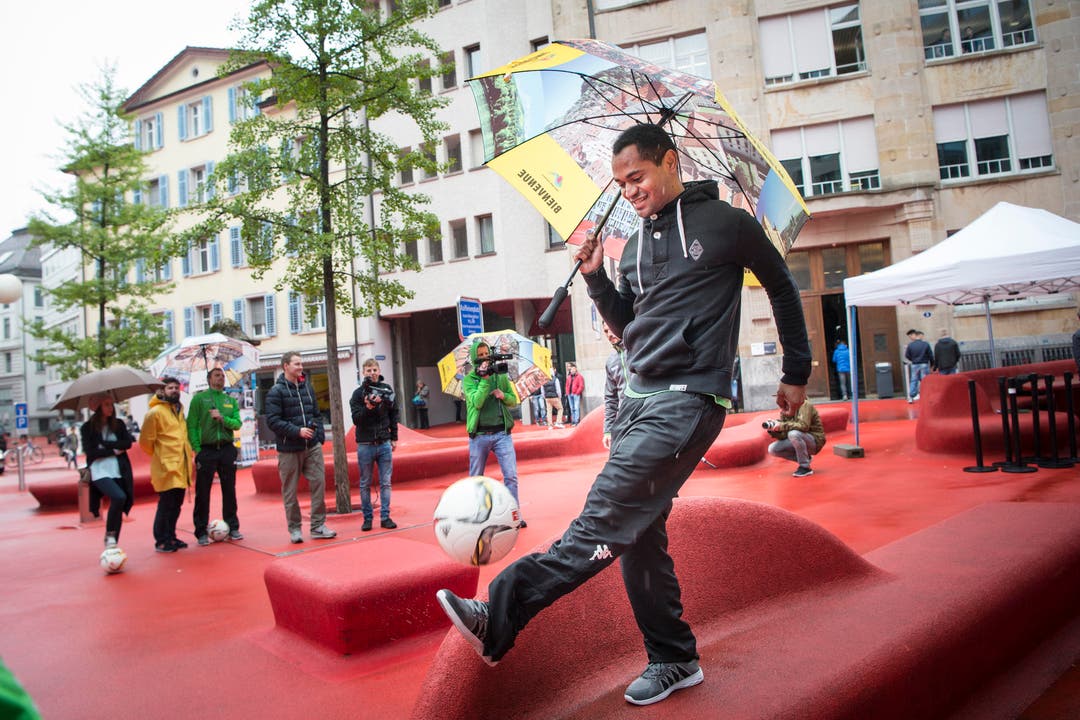 Der ehemalige Stürmer des FC Zürich, Raffael, jongliert auf dem Roten Platz in St.Gallen. (Bild: Ralph Ribi)