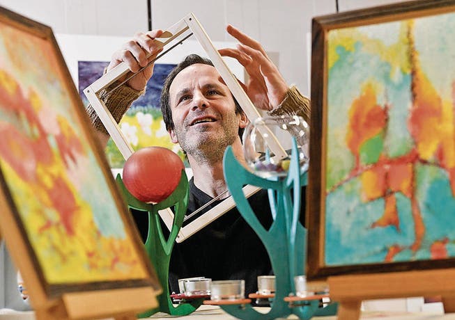 Udo Richter überprüft seine Kunstwerke, die er am Adventsmarkt verkaufen wird. Donato Caspari (Bild: Donato Caspari (Donato Caspari))