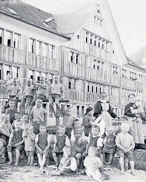 Kinder vor dem "Steig". (Bild: Museum Appenzell)