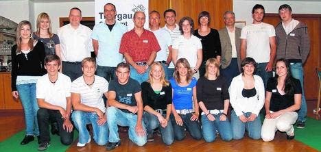 Die erfolgreichen Thurgauer Sportler wurden in Weinfelden von Sportamt-Chef Peter Bär (hinten, 3. von rechts) ausgezeichnet. (Bild: Mario Gaccioli)