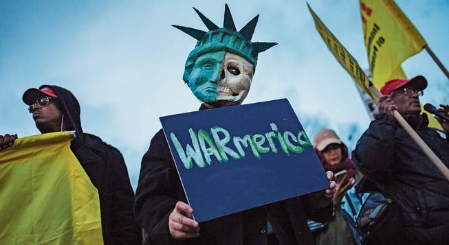 Demonstranten kritisieren in New York den amerikanischen Raketenangriff auf den syrischen Militärflugplatz. (Bild: Andres Kudacki/AP (New York, 7. April 2017))