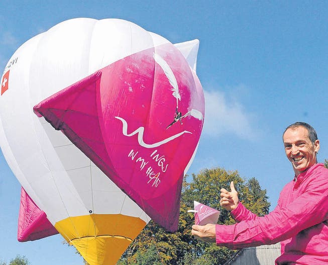 Mädir Eugster freut sich wie ein Lausbub über den Heissluftballon namens «Rigolo». (Bild: Michael Hug)