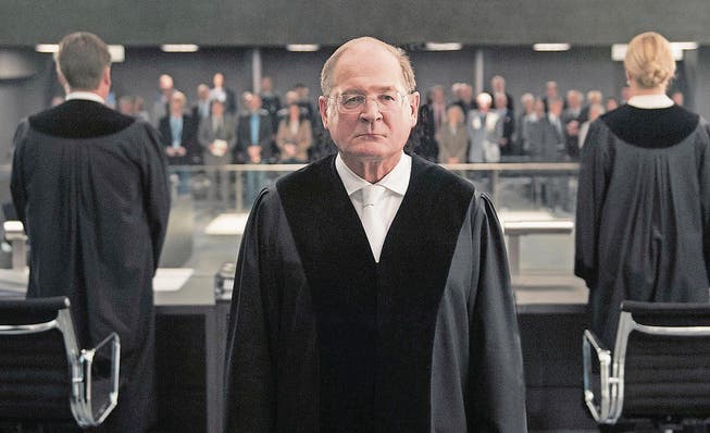 Schwierige Entscheidung: Burghart Klaussner als Richter. (Bild: SRF/ARD Degeto/Moovie GmbH/Julia Terjung)