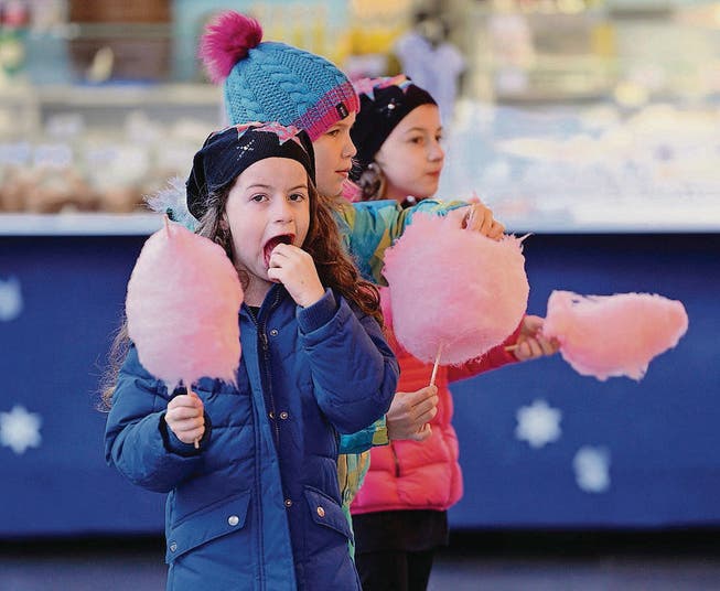Ein pinker Schnauz und klebrige Hände? Mädchen essen gekonnt ihre Zuckerwatten. (Bilder: Reto Martin)