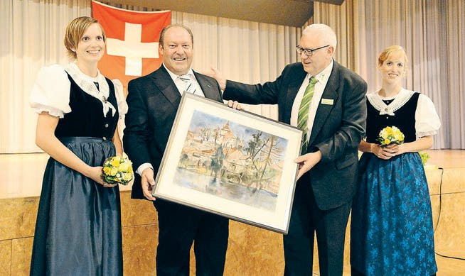 Gemeindepräsident Rudolf Lippuner überreicht Paul Schlegel das Esther-Gantenbein-Bild, flankiert von den Ehrendamen Petra und Karin. (Bilder: Hansruedi Rohrer)
