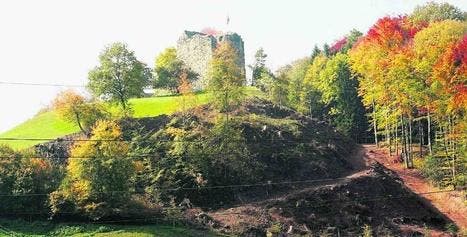Ein Wahrzeichen der Gemeinde, die Ruine Last, ist von Schönenberg aus wieder zu sehen. (Bild: Hugo Berger)
