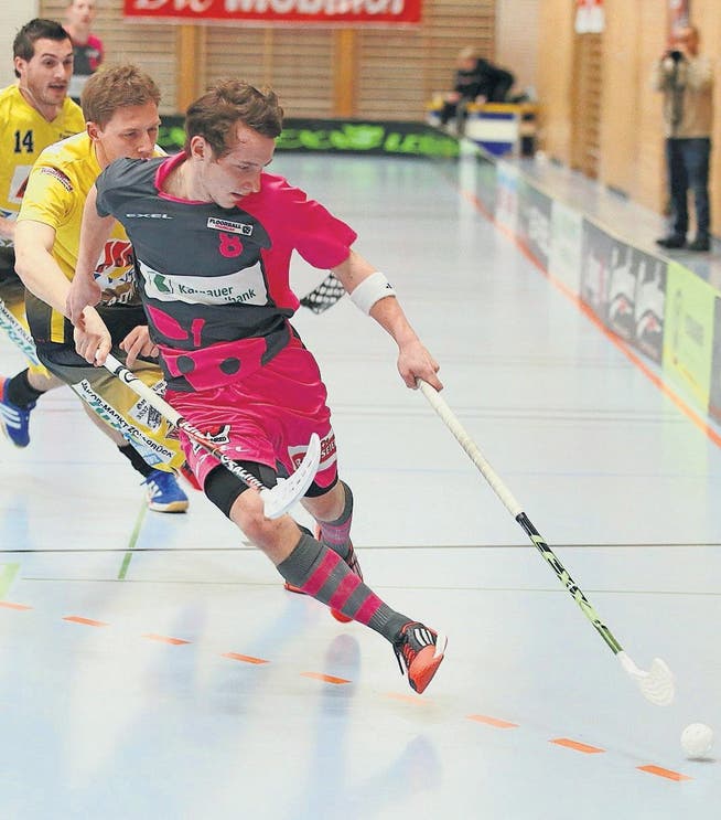 Die Thurgauer Floorballer mit Joël Königshofer (rot) führen gegen Eggiwil mit 2:0 in der Playoff-Serie. (Bild: Mario Gaccioli)
