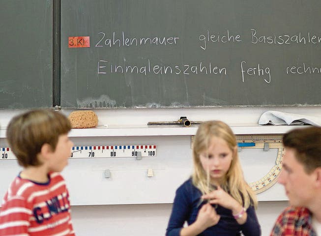 Die kantonalen Unterschiede schwinden: Schweizer Schulkinder sollen künftig dasselbe lernen. (Bild: ky/Gaëtan Bally)