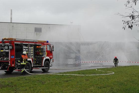 Mit Wasservorhängen kämpfte die Feuerwehr gegen die giftigen Dämpfe, die aus dem Betrieb ins Freie gelangten. (Bild: Mario Testa)