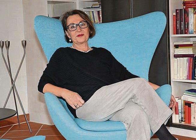 Esther Burkhalter zu Hause in ihrem «Trudi-Gerster-Sessel».