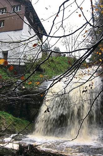 Die Regenfälle vom Sonntag verwandelten den Wasserfall unterhalb der einstigen Klusmühle in ein einzigartiges Naturschauspiel. (Bild: Peter Eggenberger)