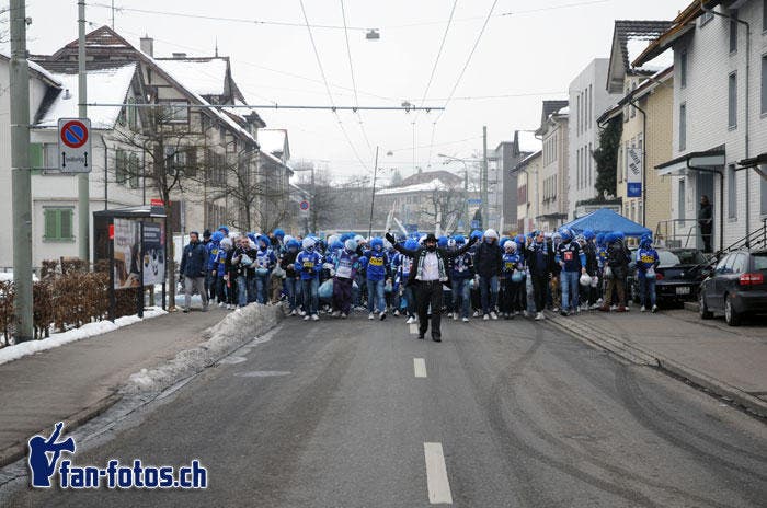 Der umstrittene Fanmarsch: Im Februar 2015 laufen ein als Jude und St.Gallen-Fan verkleideter Mann und die Luzern-Fans zur AFG Arena in St.Gallen. (Bild: fan-fotos.ch)