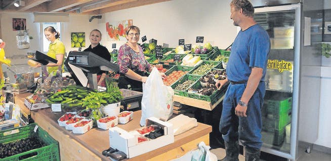 Die beiden Töchter Nadine und Jacqueline unterstützen Mutter Beatrice im Hofladen tüchtig; Vater Hansjörg (von links) sorgt dafür, dass das Gemüse täglich frisch zum Verkauf bereit ist. (Bild: Heidy Beyeler)