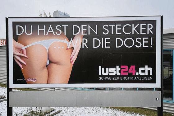 Die anstössige Werbung hängt auch in Frauenfeld. (Bild:Donato Caspari)