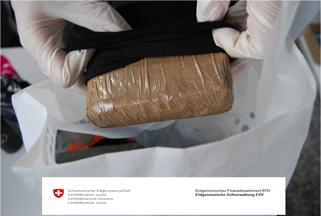 Ein Päckchen Kokain, gefunden bei einer Grenzkontrolle im vergangenen Jahr. (Bild: Grenzwachtregion III)