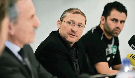 «Wir haben in vielen Gesprächen eine Vertrauensbasis geschaffen»: Heinz Peischl (Mitte) über sein Verhältnis zu Dölf Früh (links). Rechts: Trainer Uli Forte. (Bild: Reto Martin)