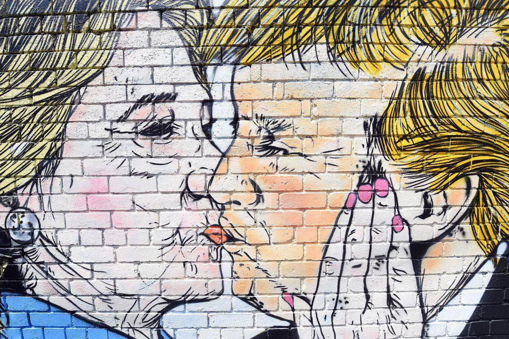 Melbourne kissing mural of Republican Donald Trump and Democrat Hillary Clinton (Bild: Keystone)