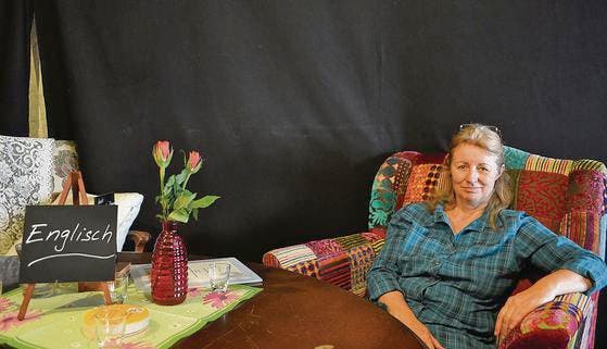 Kulturstube Löwen: Leiterin Gabriele Caduff sitzt bequem im bunten Fauteuil am Englischtisch. (Bild: Gjon David)