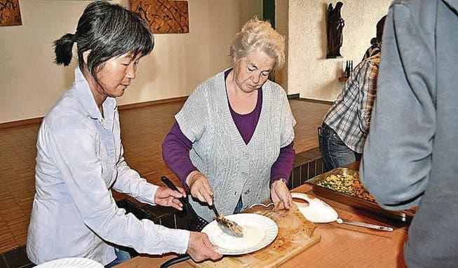 Sonia Merz und Helen Bosshart richten die Teller an. (Bild: pd)