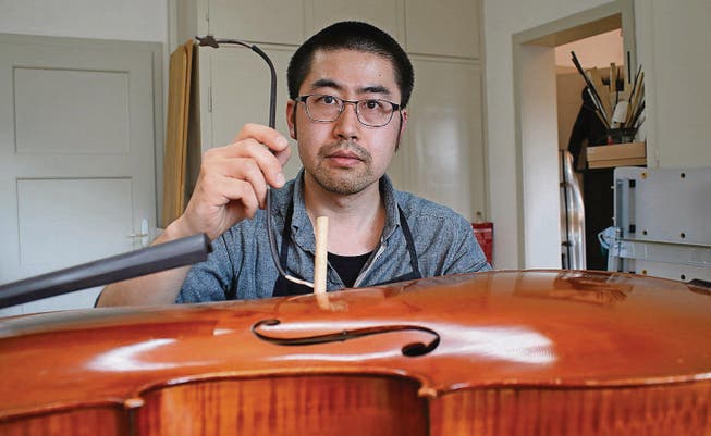 Yojiro Hamasaki repariert in seiner Werkstatt Celli, Bratschen, Geigen und Gitarren. (Bild: Mirjam Bächtold)