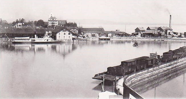 Blick auf den Hafen mit dem Gintzburger-Areal, auf dem eine Fabrik mit Schlot steht. (Bild: Museumsgesellschaft Romanshorn)