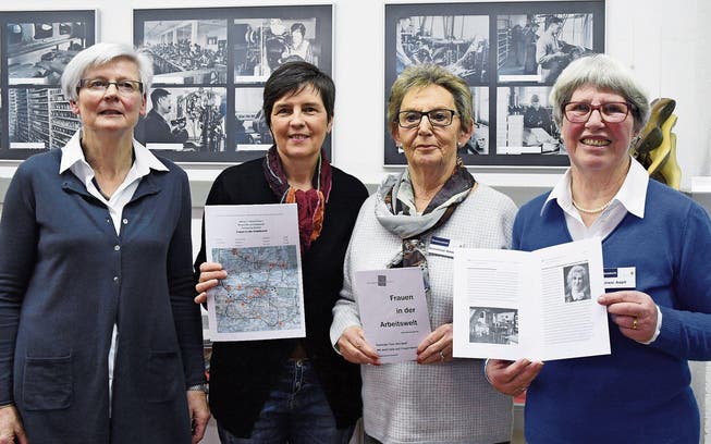Barbara Bieger, Karin Müller, Anneliese Ammann und Vreni Aepli zeigen die Broschüre «Frauen in der Arbeitswelt» mit den Kurzporträts und der Veloroute. (Bild: Yvonne Aldrovandi-Schläpfer)