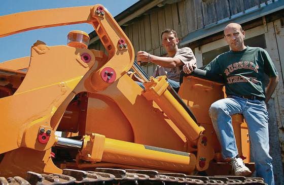 Präsentieren den restaurierten Caterpillar: Stefan Kubli (am Steuer) und Philipp Meier, der bei der Arbeit behilflich war. (Bild: Hugo Berger)