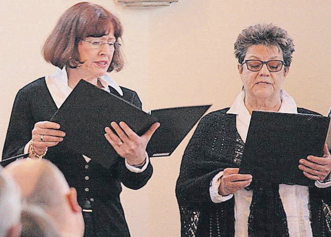 Zwei Sängerinnen der Schola Gregoriana Arbon während des Konzerts in der Kapelle von Heldswil. (Bild: Hannelore Bruderer)