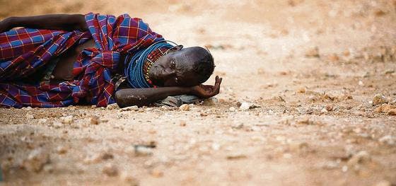 Am Boden: Hungrig und erschöpft versucht sich im Nordwesten Kenias eine ältere Frau aus der Ethnie der Turkana etwas zu erholen. (Bild: epa/Dai Kurokawa)