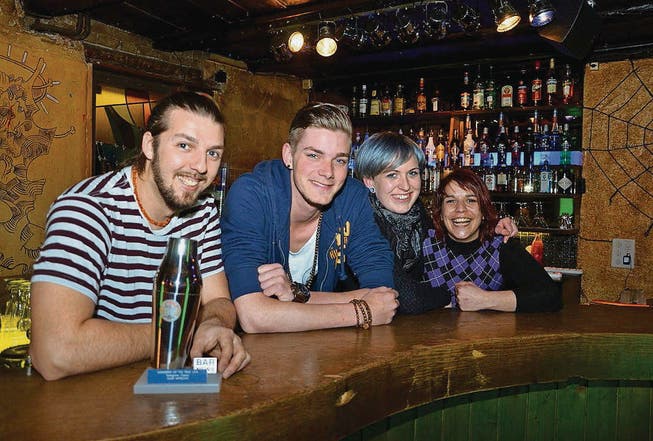 Geschäftsführer Igor Mitrovic posiert mit Sven, Katja und Nela &ndash; einem Teil seines Servicepersonals &ndash; an der Bar des Sirnacher «Remy the Cocktailpub». (Bild: Christoph Heer)