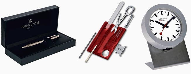 «Caran d&rsquo;Ache»-Kugelschreiber, Victorinox «Swisscard» und Mondaine «Magnet Clock»: drei VIP-Produkte des Geschenkkatalogs des Bundes. (Bild: PD)