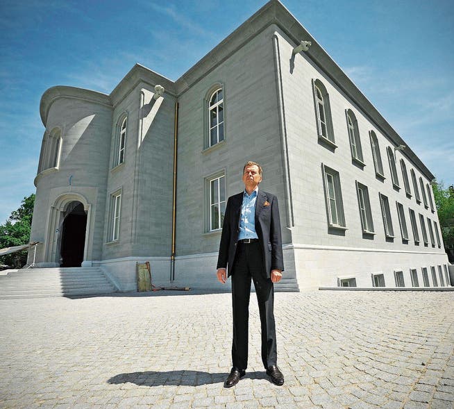 Daniel Model vor seinem Palast, gleichzeitig Hauptsitz des fiktiven Gerichtshofes. (Bild: Reto Martin (10. Mai 2012))