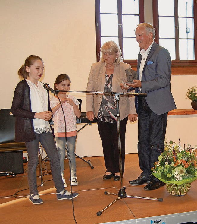 Preisträger Roland Bieri, seine Ehefrau Lilo und die Enkelinnen Ladina und Valeria zeigen ihre Freude an der Auszeichnung «Tüüfner Bär». (Bild: brs)