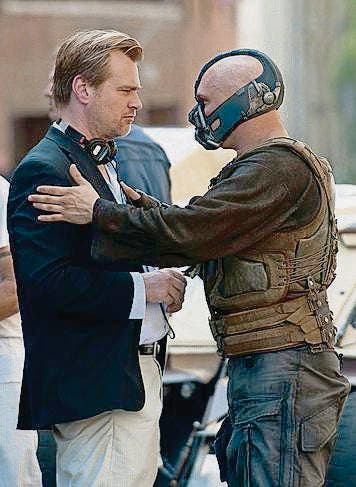 Regisseur Christopher Nolan (links) mit Bane-Darsteller Tom Hardy. (Bild: pd/Knesebeck)