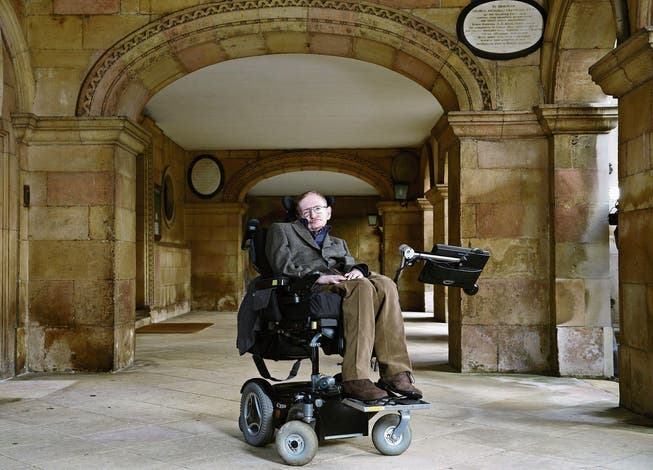 Die Universität von Cambridge war Dreh- und Angelpunkt in seinem Leben: Hier besuchte Professor Stephen Hawking den Campus während des Cambridge Film Festivals für eine Spezialvorführung seiner BBC-Film­biografie namens «Hawking» . (Bild: Karwai Tang/Getty (19. September 2013))