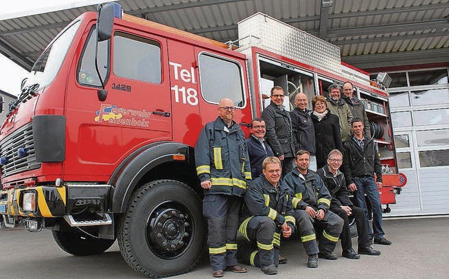 Vertreter der Feuerwehr Felsenholz sowie der Politischen Gemeinden Zihlschlacht-Sitterdorf und Hohentannen freuen sich gleichermassen über das neue Tanklöschfahrzeug. (Bild: Maya Mussilier)