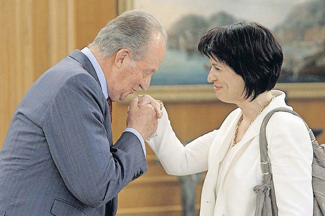 Galanter Gastgeber: Juan Carlos begrüsst Bundesrätin Doris Leuthard 2010 in Madrid. (Bild: epa/Juanjo Martin)