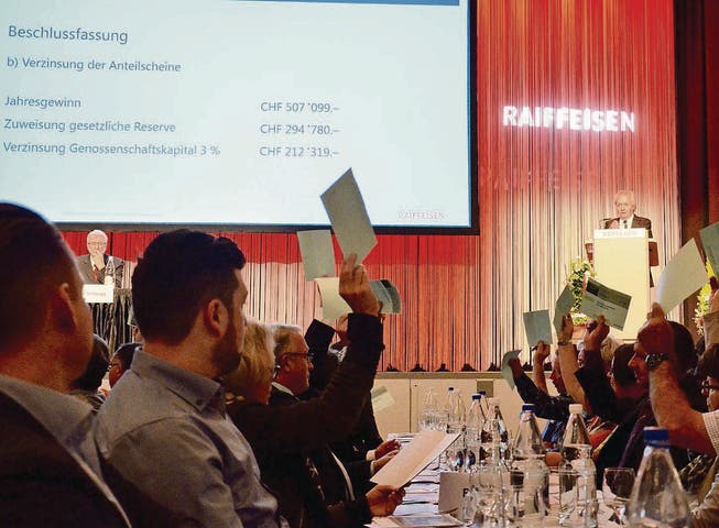 Markus Joos, Verwaltungsratspräsident der Raiffeisenbank Appenzeller Hinterland, führt im Casinosaal Herisau durch die Traktanden. (Bilder: rf)