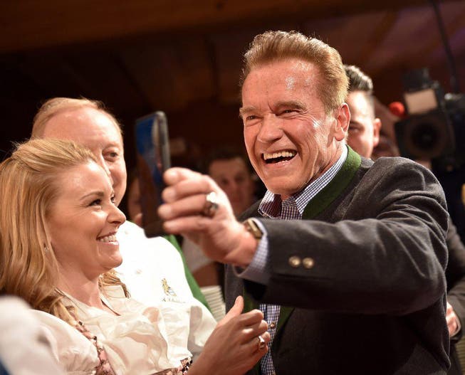 Schauspieler Arnold Schwarzenegger mit Freundin Heather Milligan an der Weisswurstparty in Österreich: Im Film über die Flugkatastrophe von Überlingen spielt er einen Lotsen-Killer. (Bild: ANGELIKA WARMUTH (EPA))