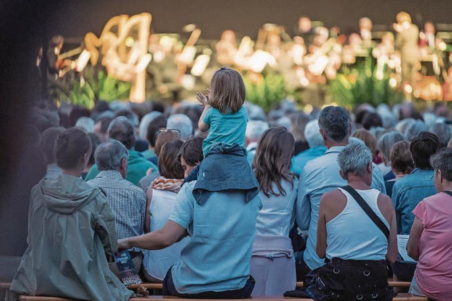Junge Hörer im «Silbersee», wie das ältere Klassikpublikum oft genannt wird: Klassik-Open-Air 2017 vor der Tonhalle St. Gallen. (Bild: Michel Canonica)