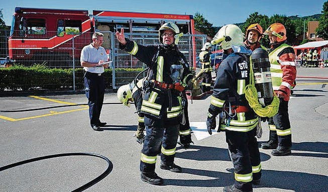 Angehörige der Feuerwehr Weinfelden absolvieren einer Übung. (Bild: Mario Testa/Archiv)