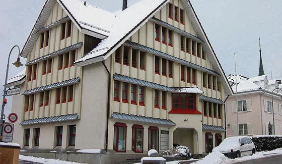 Der Kanton Appenzell Ausserrhoden verkaufte das markante ehemalige Walzenhauser Kantonalbankgebäude an die Kranz Immobilien AG. (Bild: pe)