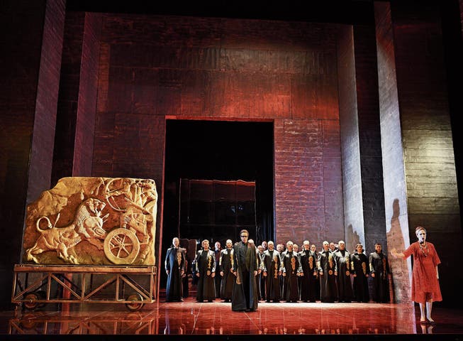 Szene aus «Nabucco» mit Chor. Vorne Il Gran Sacerdote (Tomislav Lucic) und Abigaille (Raffaella Angeletti). (Bild: Tanja Dorendorf/T+T Fotografie)