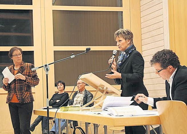 Maja Meyer-Böhm (links) legte ihre Argumente für den Bahnhofshop dar, Gemeindepräsidentin Vreni Wild diejenigen der Behörde. (Bild: Urs M. Hemm)