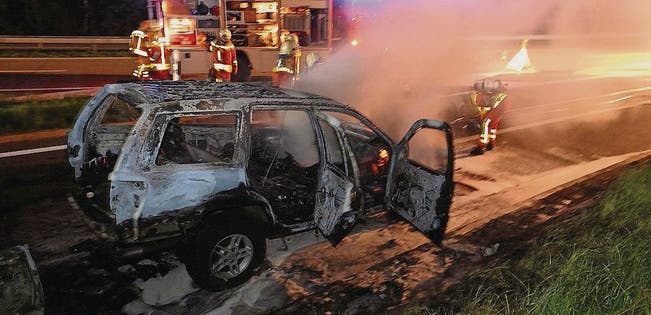 Total ausgebrannt: Der Fahrer dieses Autos konnte rechtzeitig anhalten und sich in Sicherheit bringen. (Bild: Kantonspolizei)