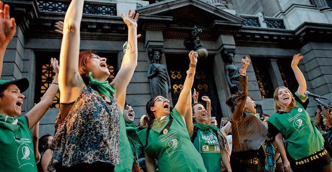 Pro-Abtreibung-Aktivistinnen demonstrieren vor dem argentinischen Kongress. (Bild: Victor R. Caivano/AP (Buenos Aires, 20. März 2018))
