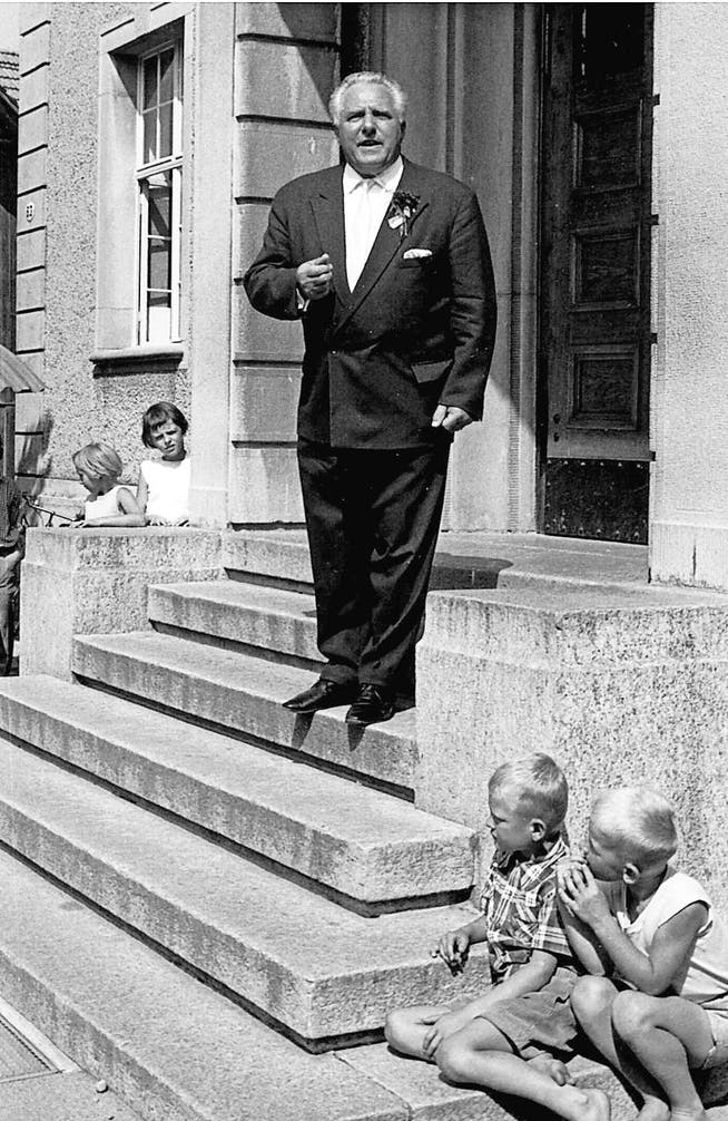 Otto Raggenbass vor dem Schulhaus Kurzrickenbach zum Anlass der festlichen Wiedereröffnung der Buslinie Konstanz&ndash;Kreuzlingen 1962. Diese war 1939 eingestellt worden. (Bild: Privatarchiv Dorena Raggenbass)