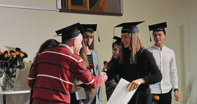 Wie in den amerikanischen Filmen: Die Schüler trugen während der Diplomfeier Doktorhüte. (Bild: Lisa Wickart)