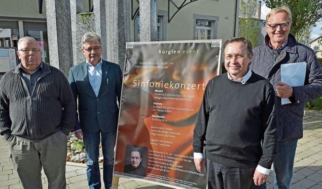 Armin Eugster, Gemeindepräsident Erich Baumann, Dirigent David Heer und Ueli Berger werben mit Plakaten fürs Sinfoniekonzert. (Bild: Mario Testa)