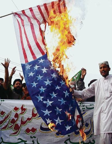 Nach dem Nato-Luftangriff mit 24 Todesopfern brennen in Pakistan wieder amerikanische Flaggen. (Bild: epa/Rahat Dar)